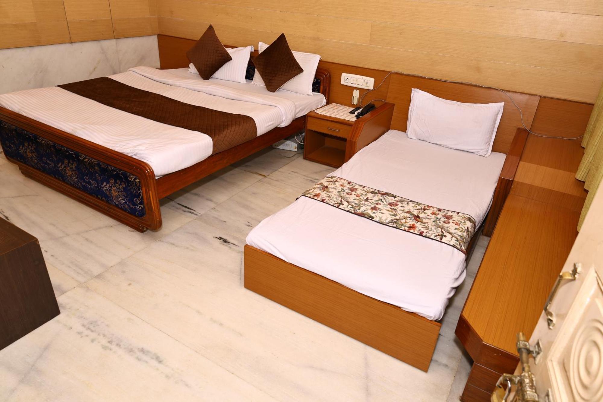 Hotel Suncity By Sharnam Nāthdwāra Екстериор снимка