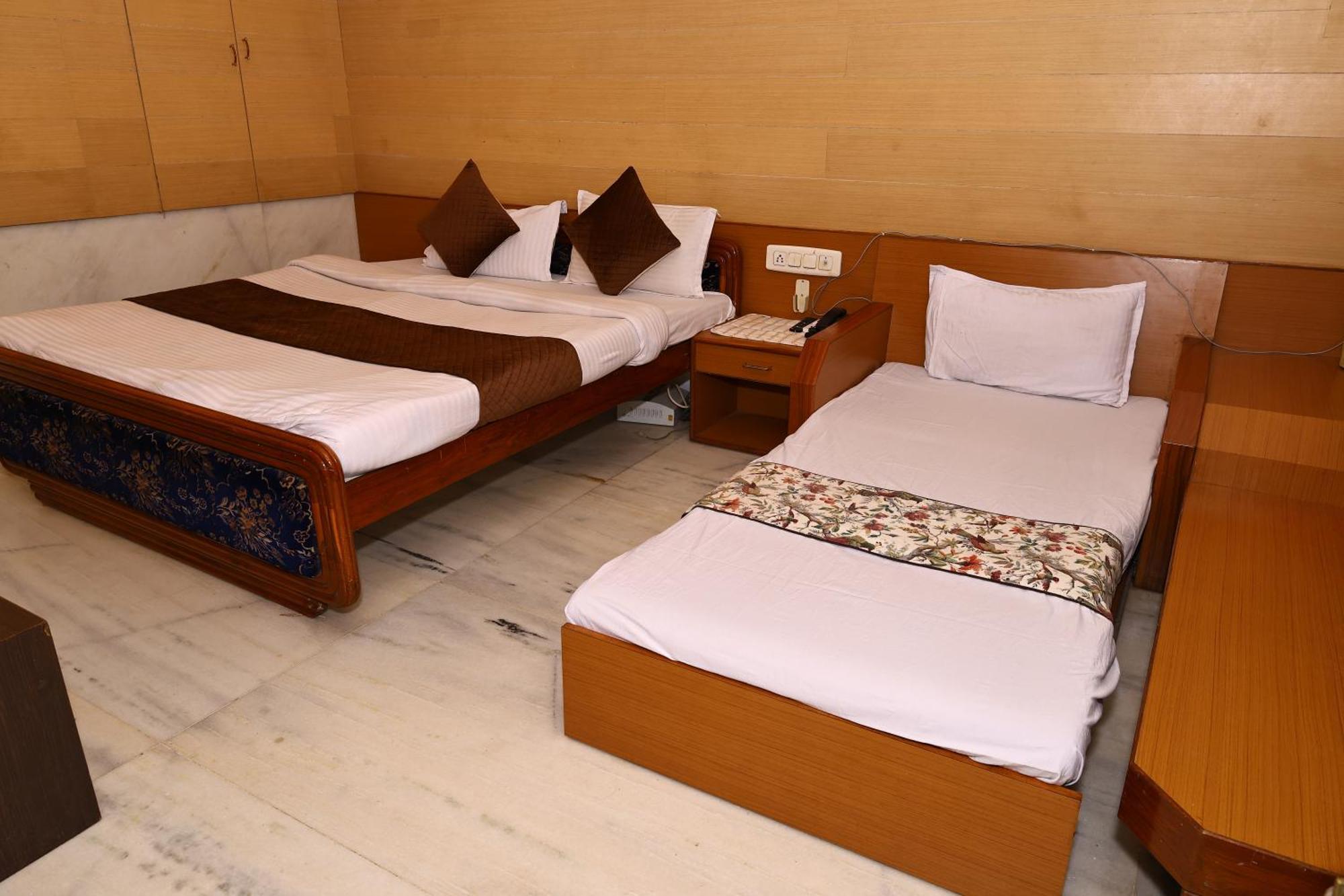 Hotel Suncity By Sharnam Nāthdwāra Екстериор снимка