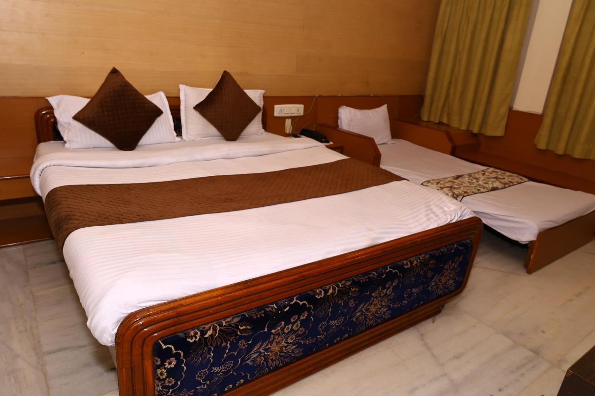 Hotel Suncity By Sharnam Nāthdwāra Екстериор снимка
